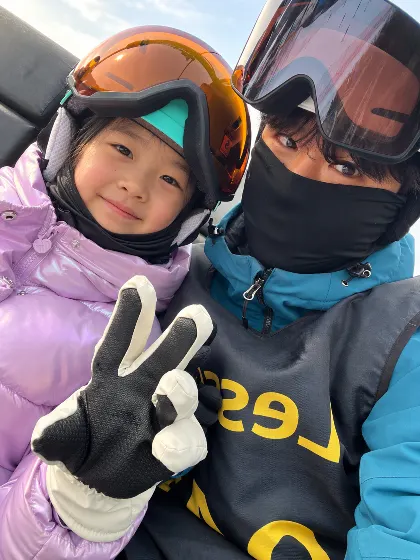 고글을 쓰고 브이를 하는 아이와 강사의 셀카